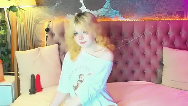 Snapshot of EmilyAngells chatting on May 25, 6:01 am EmilyAngells online show from May 25, 6:01 am