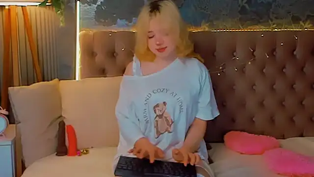 EmilyAngells online show from February 24, 6:58 am