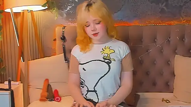Snapshot of EmilyAngells chatting on April 28, 6:07 am EmilyAngells online show from April 28, 6:07 am