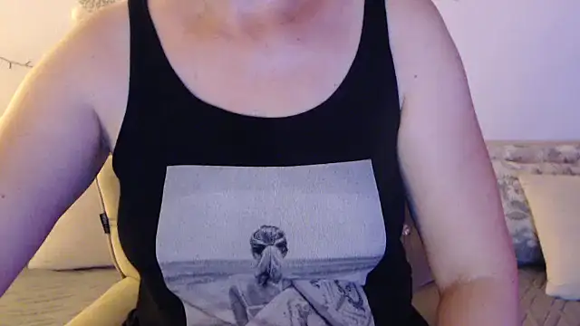 Snapshot of YourfantasyGiuly chatting on July 1, 7:36 pm YourfantasyGiuly online show from July 1, 7:36 pm