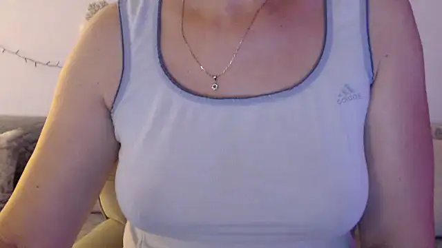 Snapshot of YourfantasyGiuly chatting on July 7, 6:47 am YourfantasyGiuly online show from July 7, 6:47 am