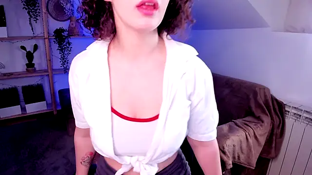 Snapshot of CurlyVixen chatting on March 17, 7:13 am CurlyVixen online show from March 17, 7:13 am