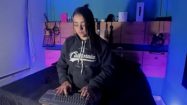 ChloeAllennn online show from April 13, 1:59 pm