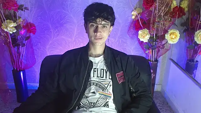 Snapshot of star_boyxx chatting on October 17, 8:32 pm star boyxx online show from October 17, 8:32 pm