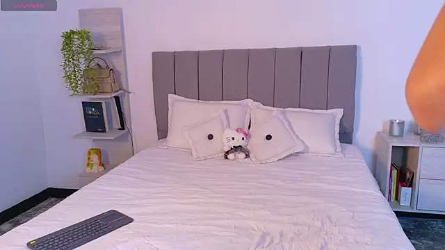 Snapshot of zarahCute chatting on November 22, 11:58 pm zarahCute online show from November 22, 11:58 pm