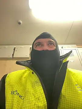 Snapshot of daniel21p chatting on March 2, 2:01 am daniel21p online show from March 2, 2:01 am