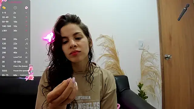 Snapshot of jessyegoldenn chatting on June 11, 3:09 pm jessyegoldenn online show from June 11, 3:09 pm