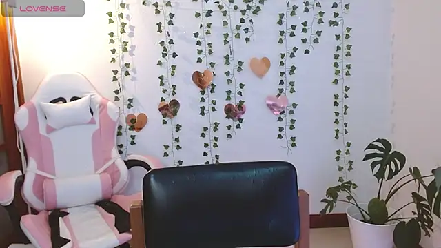 Snapshot of hellokitty__valery chatting on June 18, 2:21 am hellokitty valery online show from June 18, 2:21 am