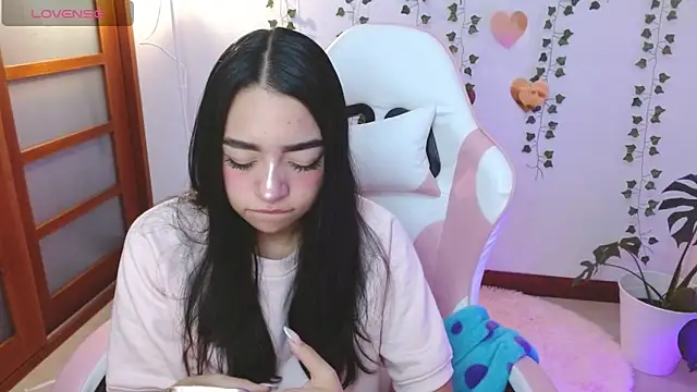 Snapshot of hellokitty__valery chatting on June 22, 2:39 am hellokitty valery online show from June 22, 2:39 am