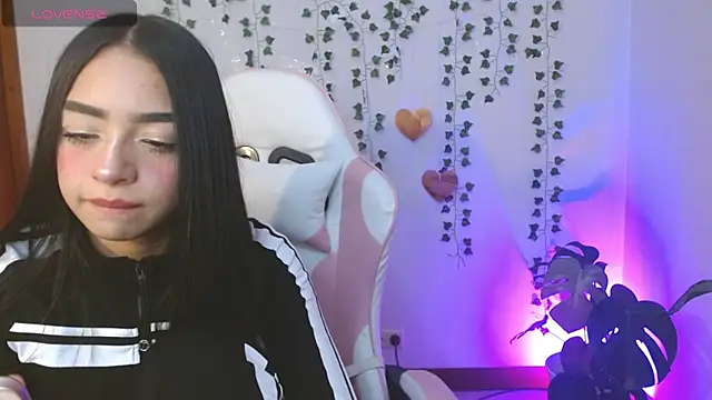 Snapshot of hellokitty__valery chatting on July 12, 6:03 am hellokitty valery online show from July 12, 6:03 am