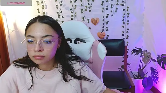 Snapshot of hellokitty__valery chatting on July 6, 1:34 am hellokitty valery online show from July 6, 1:34 am