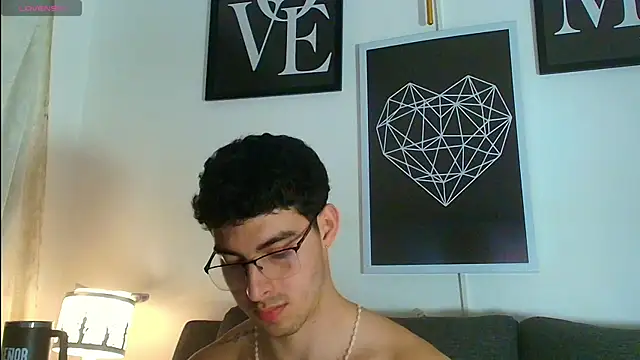 Snapshot of thomyafar chatting on December 1, 3:51 am thomyafar online show from December 1, 3:51 am