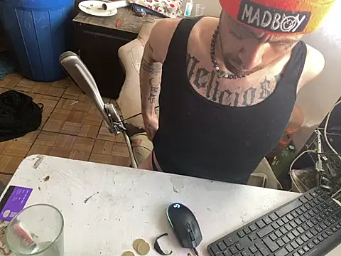 delidemente333 online show from March 21, 2:40 pm