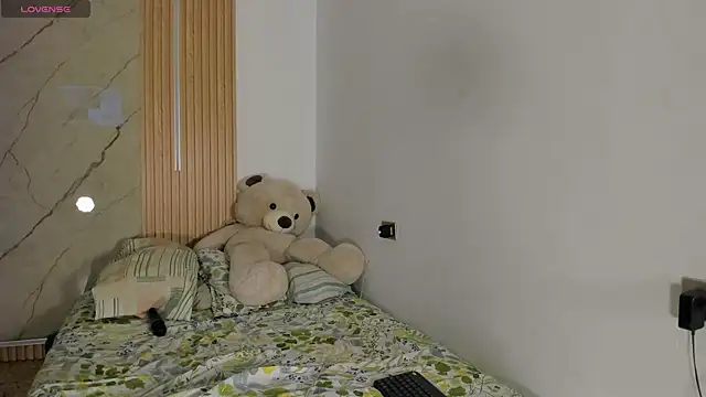 flor herrera01 online show from April 1, 7:10 am