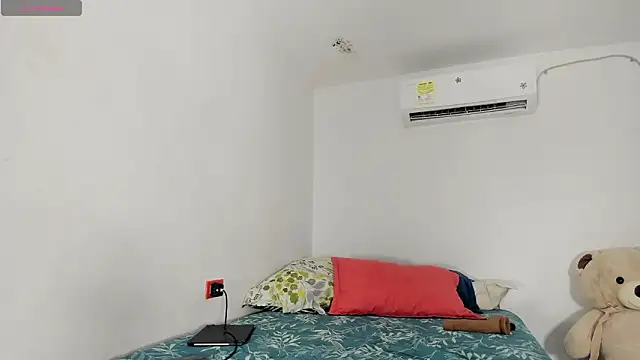 Snapshot of flor_herrera01 chatting on February 19, 4:20 am flor herrera01 online show from February 19, 4:20 am