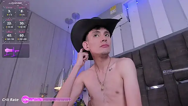 ValentinoMoreti online show from October 6, 2:40 pm