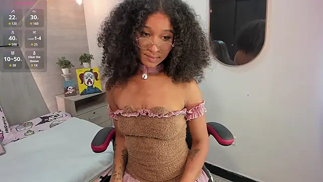 Snapshot of Layla_Clarke chatting on November 18, 3:32 am Layla Clarke online show from November 18, 3:32 am