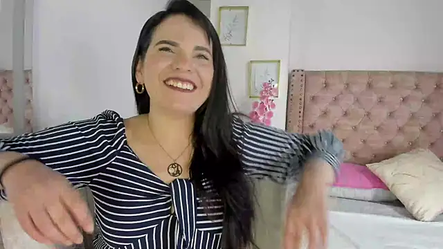 Snapshot of laura_hotties chatting on May 28, 1:28 pm laura hotties online show from May 28, 1:28 pm
