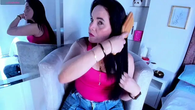 Snapshot of laura_hotties chatting on May 8, 6:23 pm laura hotties online show from May 8, 6:23 pm
