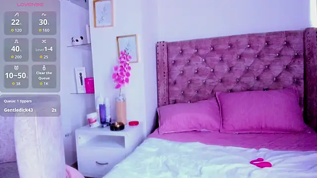 Snapshot of laura_hotties chatting on May 11, 2:45 pm laura hotties online show from May 11, 2:45 pm