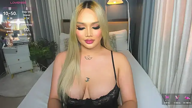 Snapshot of KylieSonique chatting on March 18, 1:57 am KylieSonique online show from March 18, 1:57 am