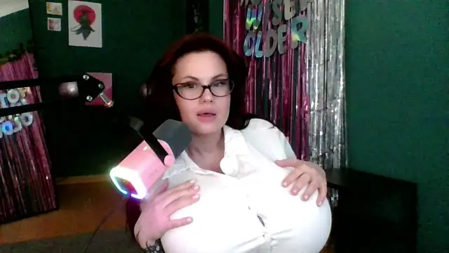 Snapshot of Della_Ideal chatting on March 4, 8:27 pm Della Ideal online show from March 4, 8:27 pm