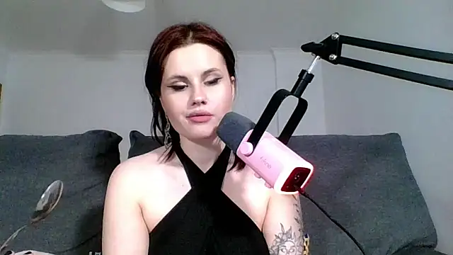 Snapshot of Della_Ideal chatting on March 13, 9:26 pm Della Ideal online show from March 13, 9:26 pm