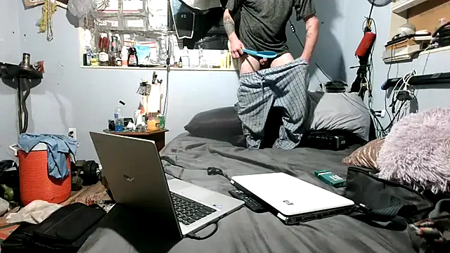 Snapshot of PornStro921 chatting on December 19, 1:53 am PornStro921 online show from December 19, 1:53 am