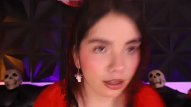 DaphneGlas online show from October 30, 1:09 pm