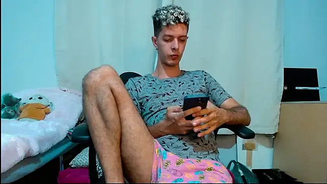 Snapshot of blondetwink chatting on February 24, 12:41 am blondetwink online show from February 24, 12:41 am