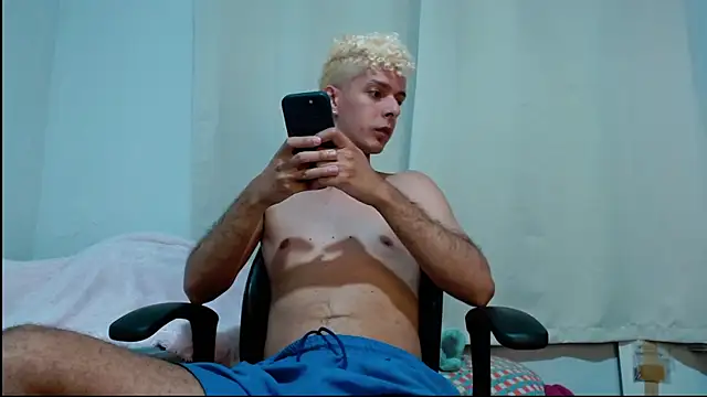 Snapshot of blondetwink chatting on February 28, 10:50 pm blondetwink online show from February 28, 10:50 pm