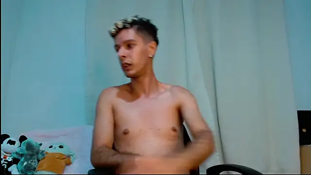 Snapshot of blondetwink chatting on February 23, 4:17 am blondetwink online show from February 23, 4:17 am