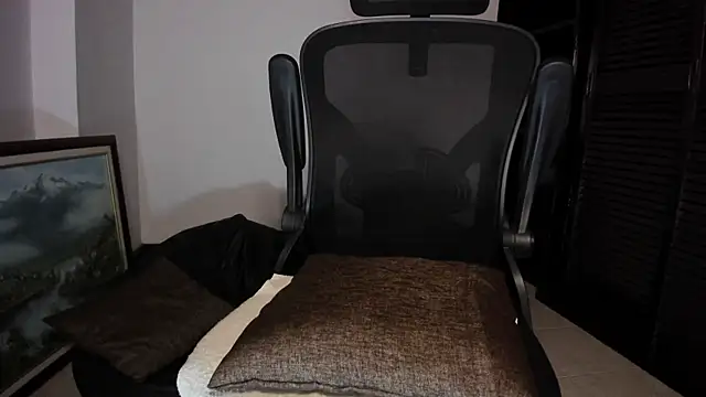 Snapshot of maxflurry_ chatting on October 26, 4:46 am maxflurry online show from October 26, 4:46 am