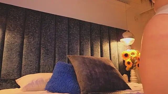 Ariannaa Suarez1 online show from March 18, 7:37 pm