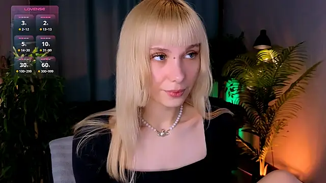 Snapshot of Cherry_Bite chatting on September 27, 10:38 pm Cherry Bite online show from September 27, 10:38 pm