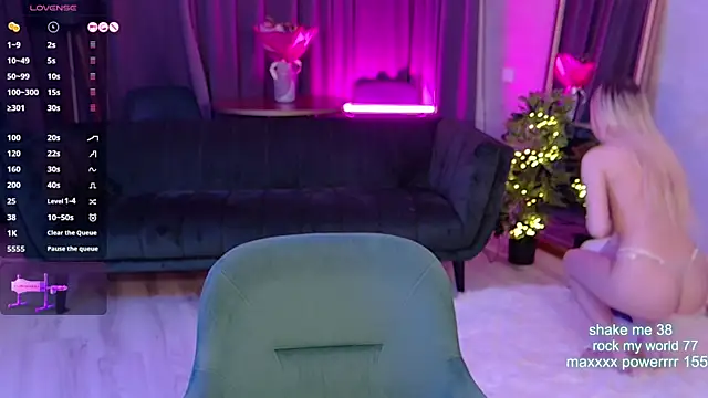 Snapshot of CutiePie69__ chatting on October 25, 7:58 pm CutiePie69 online show from October 25, 7:58 pm