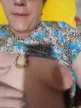 Snapshot of daimarilia chatting on November 18, 2:49 am daimarilia online show from November 18, 2:49 am