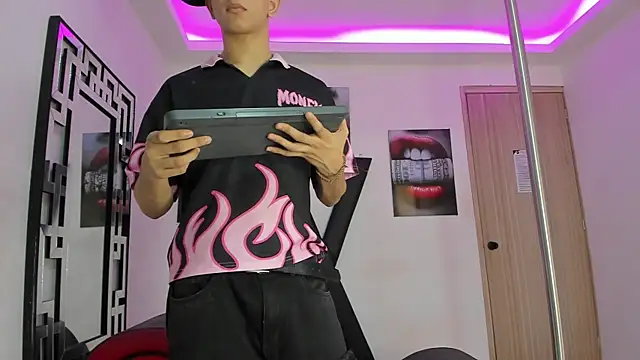 KING OFF BOYS online show from November 14, 6:11 pm