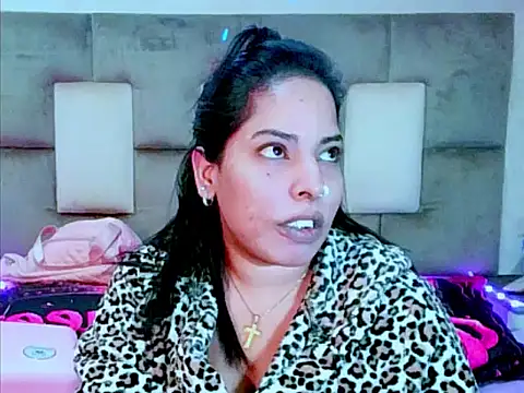 Snapshot of indiantopaz694u chatting on June 25, 6:07 am indiantopaz694u online show from June 25, 6:07 am