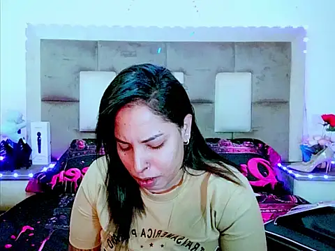 Snapshot of indiantopaz694u chatting on June 23, 6:33 am indiantopaz694u online show from June 23, 6:33 am