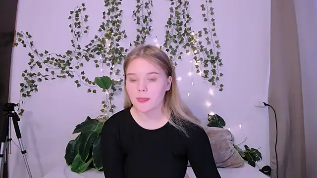 LaseyMoon online show from March 17, 4:08 am