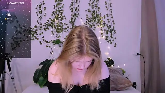 LaseyMoon online show from March 13, 4:16 am