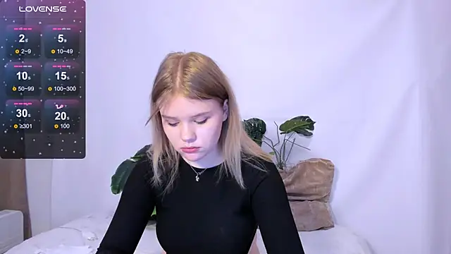 LaseyMoon online show from March 5, 8:43 am