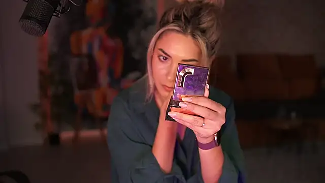 Snapshot of _Allie_ chatting on November 18, 5:55 am Allie online show from November 18, 5:55 am