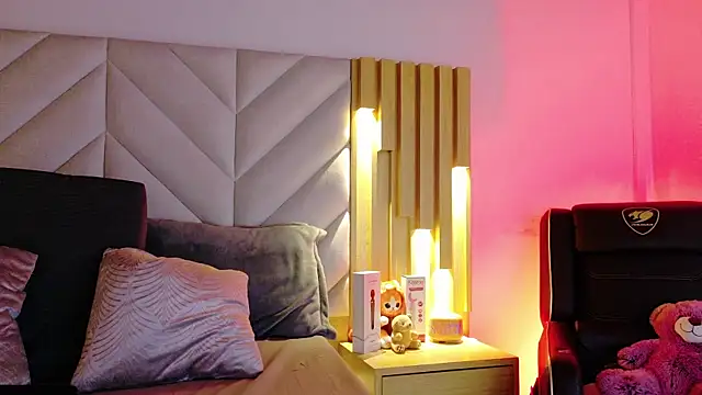 Anaise latif online show from April 2, 11:39 am