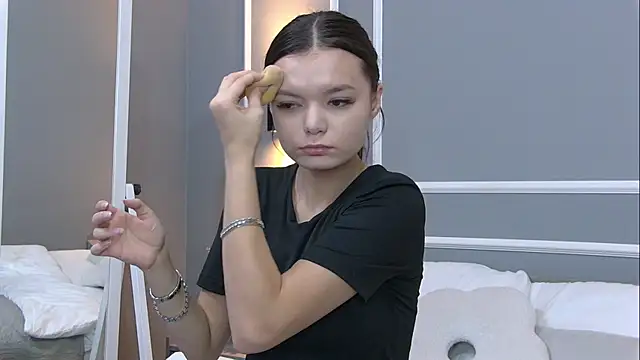 AsterQuinn online show from October 25, 3:45 pm