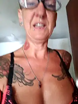 Snapshot of Emma_Milf25 chatting on July 15, 10:11 am Emma Milf25 online show from July 15, 10:11 am