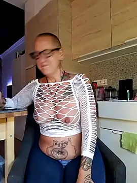 Snapshot of Emma_Milf25 chatting on March 17, 7:13 am Emma Milf25 online show from March 17, 7:13 am