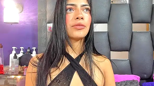 EMYCLARK01 online show from January 18, 11:30 pm