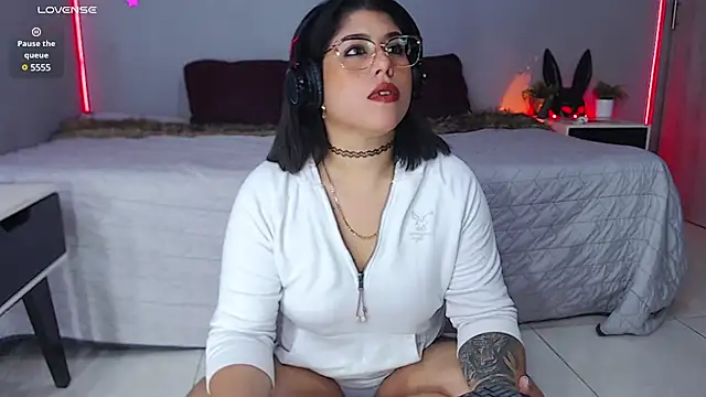 Snapshot of Veronika_metal chatting on February 26, 2:38 pm Veronika metal online show from February 26, 2:38 pm